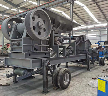 The operating principle of the mobile jaw crusher is relatively simple. The vibrating feeder of the equipment uniformly 