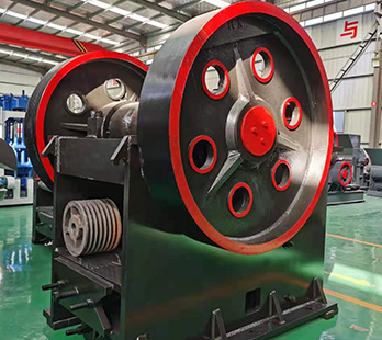 The stone jaw crusher uses the squeezing action of the movable jaw and the fixed jaw to realize the crushing of material